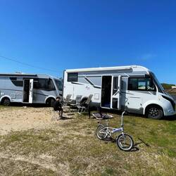 ..er wohnt mit seinen Eltern hier in der Gasse in einer schönen Villa🇮🇹