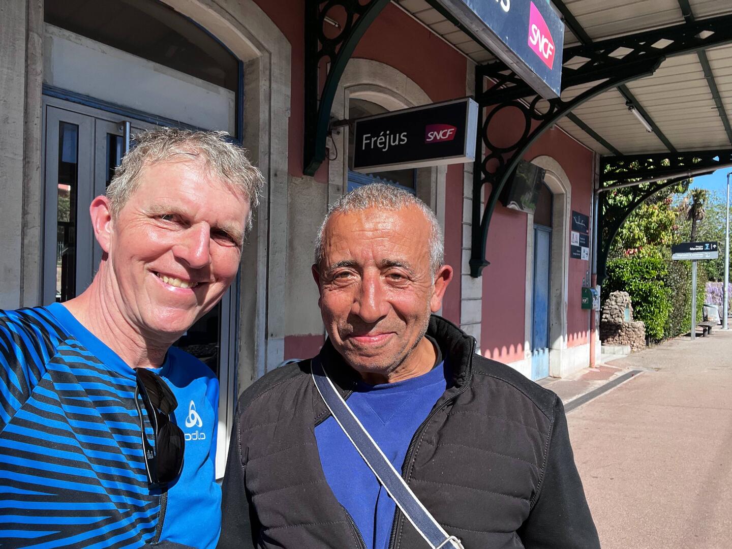 En attendant le train, discussion avec Hazzan Abdelaziz qui rentre de Tunisie