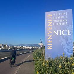 Moi qui n'ai jamais mis les pieds sur la Côte d'Azur, voilà que j'arrive à Nice en vélo !