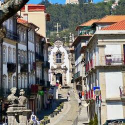 Im Hintergrund auf dem Berg: Heiligtum der Santa Luzia Santuário do Sagrado Coração de Jesus