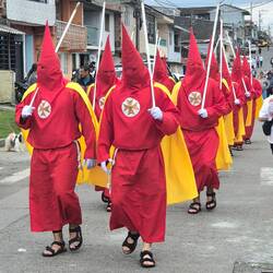 Die Herren in Tunikas und mit Kapiroten auf dem Kopf ebenfalls