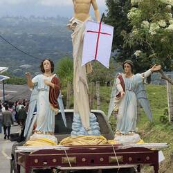 Die Statue des auferstandenen Jesus auf dem Weg zur Prozession