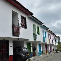 Neue Reihenwohnhäuser passend zum Dorfstil