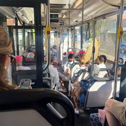 Normal, dass Leute ihre Boards im Bus mitnehmen