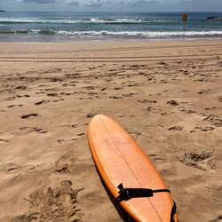 Mein Surfboard hier, kommt aber nur begrenzt zum Einsatz bisher 😅🦈