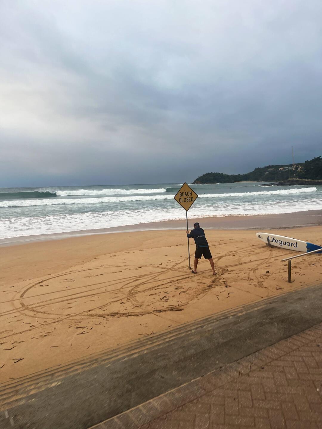 Manly Beach geschlossen wegen des Swells, die Surfer waren natürlich trotzdem surfen 🫠