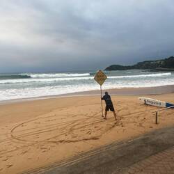 Manly Beach geschlossen wegen des Swells, die Surfer waren natürlich trotzdem surfen 🫠
