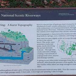 Die Quellen hier sind Karst Quellen, Erklärung auf dem Schild.