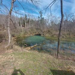 Aus der Öffnung hinten läuft Round Spring in den Fluß. Das ist noch nicht die Quelle.