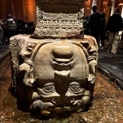 Testa di Medusa rovesciata nella Basilica Cisterna