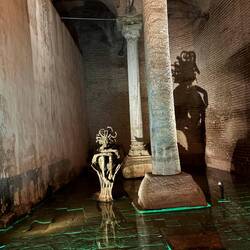 Medusa e la sua ombra nella Basilica Cisterna