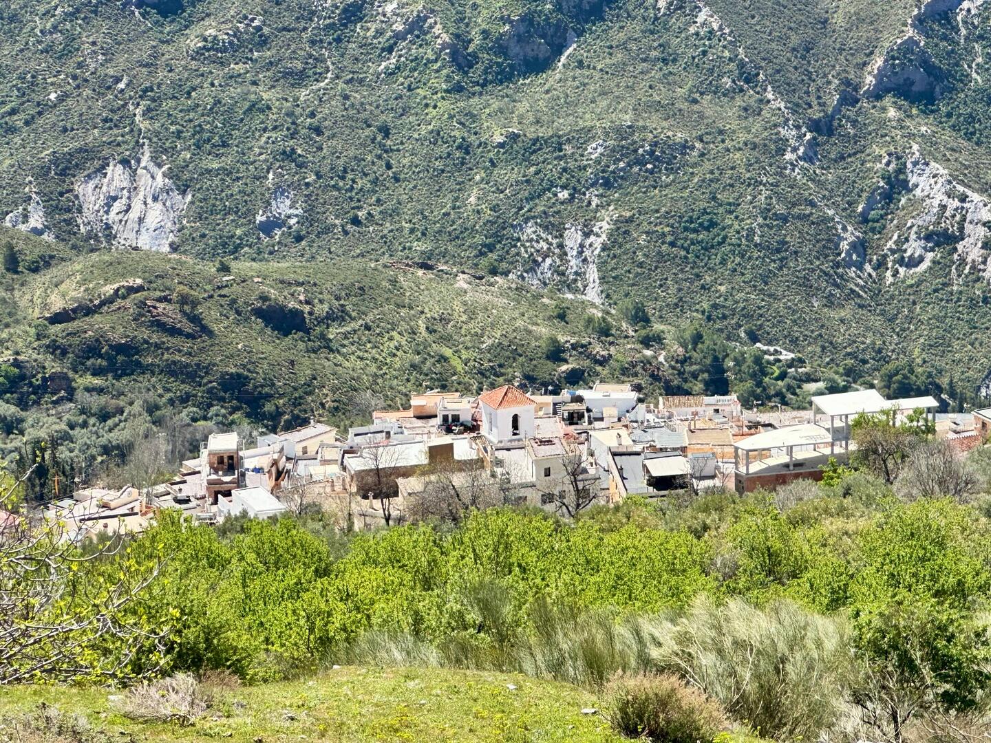 The track rises steeply above Soportújar.