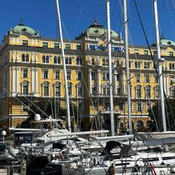 Jadran Palast vom Ufer aus