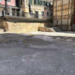 Platz mit ursprünglicher Pflasterung