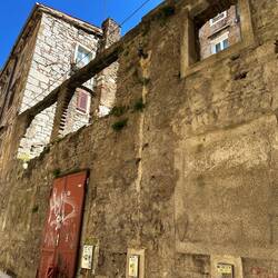 Mittelalterliche Gebäude am Rand des freigelegten Römer Areals