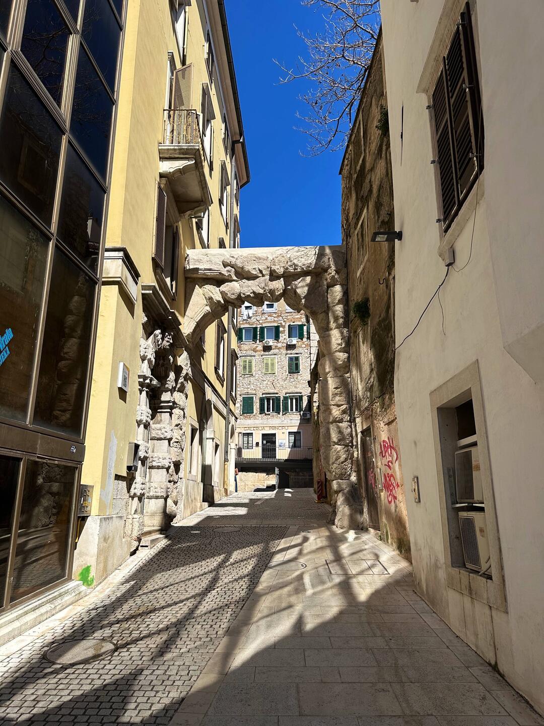 Alter römischer Torbogen