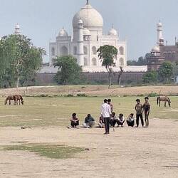 Auf der anderen Uferseite sollte ein schwarzer Taj Mahal entstehen. Jetzt spielen Kinder Cricket.