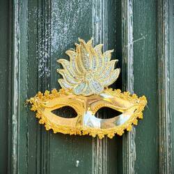 An der Tür zum Club gegenüber der Kirche