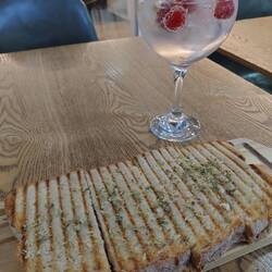 Ich ergänze noch das heutige Abendessen. Toast und Gin Tonic. Im Hintergrund brüllt Katie Perry 🎶