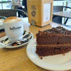 Schokoladenkuchen und Cappuccino. Draußen regnet es