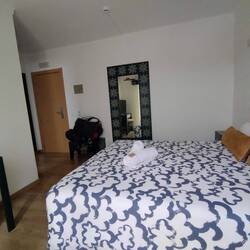 Bett. Noch aufgeräumt