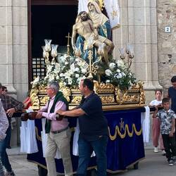 Eigentlich wäre das Tragen vorgesehen. Aber 2 km auf Rollen ist besser: Prozession bis zur Kapelle