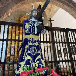 Am Karfreitag wird Jesus in einer schweren Trage (un paso) von einer Kirche zur anderen getragen.