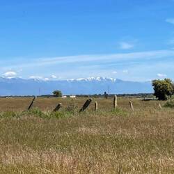 Am Ortsende von Casatejada blickt man auf noch (oder wieder) schneebedeckte Berge.