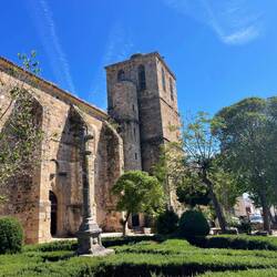 San Pedro. Auf dem Kirchturm sichten wir viele Störche.