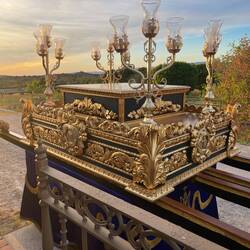 Die Handgriffe sitzen. Jahrelange Übung. Bis zum nächsten Osterfest bleibt die Virgen in der Kapelle