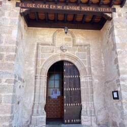 Text über dem Kirchenportal: Wer an mich glaubt, wird nicht sterben, sondern leben.