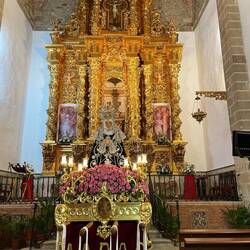 Das Gold blendet! Davor "La Virgen" (Jungfrau Maria); bereit zur Prozession.