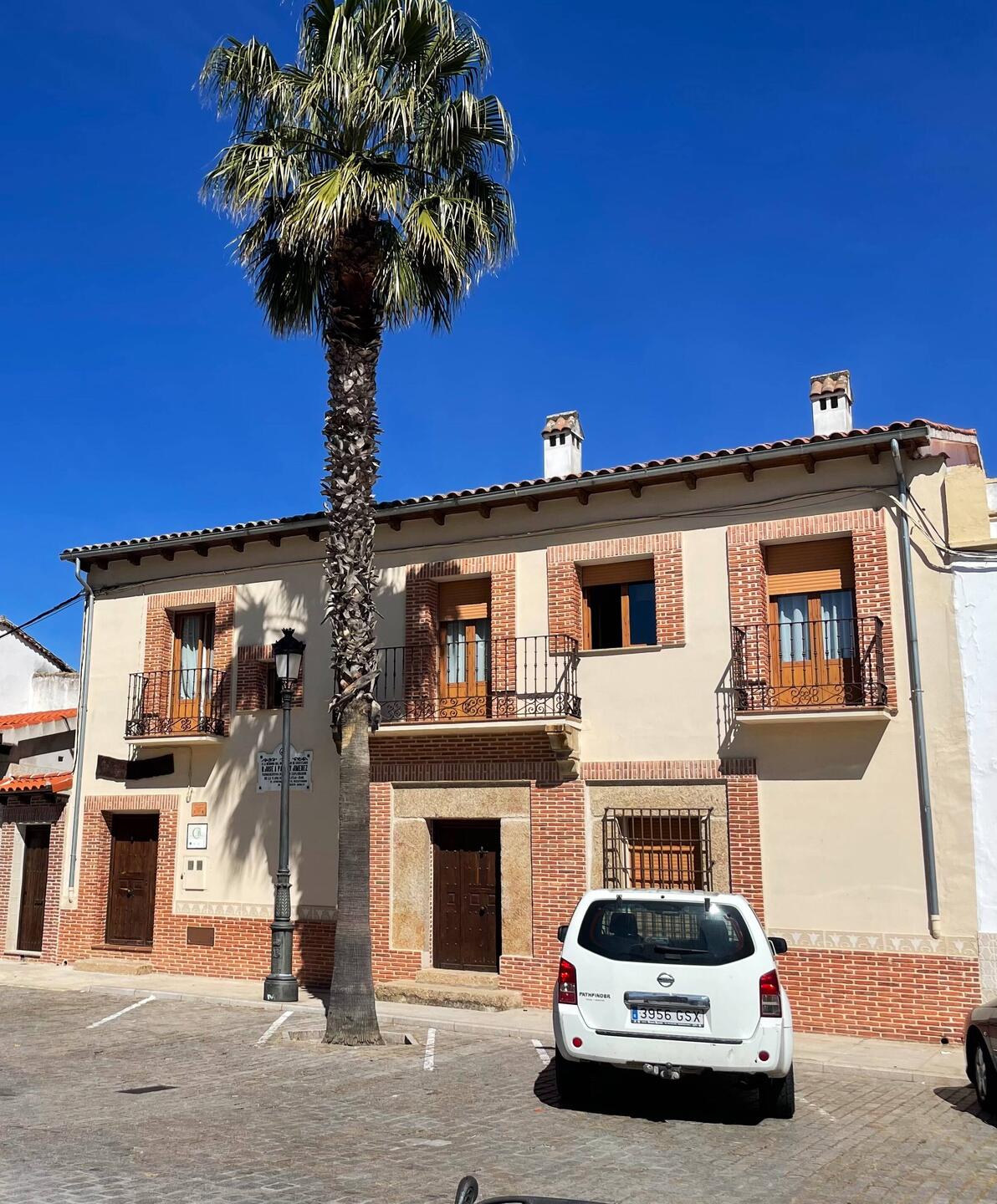 Wir wohnen im 1.Stock, gegenüber der Kirche San Pedro, direkt am Dorfplatz von Casatejada.