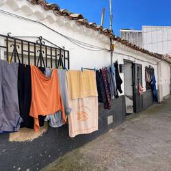 Rundgang durchs Dorf am Ostersonntag. Kleider müssen auch zu Ostern trocknen!