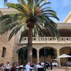 Cafeteria im Innenhof der Festung