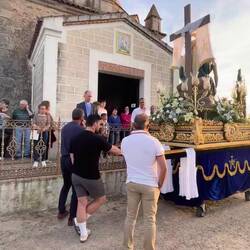 Ein kurzes Gebet und dann wird die Virgen in die Kapelle getragen.