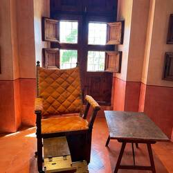 Sein Lieblingszimmer: hell und mit tollem Weitblick. Sessel!!!