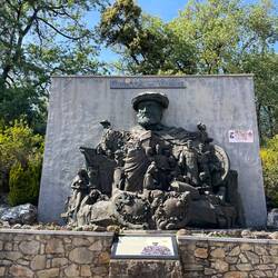Hässliches Monument zu Ehren von Kaiser Karl V (Carlos V)