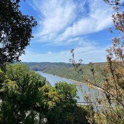 Wir sind weit oben und blicken hinunter auf den Tajo.