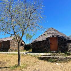 Nachgebaute Hütten der früheren Landbevölkerung. Man kann sie mieten; mit Klimaanlage.