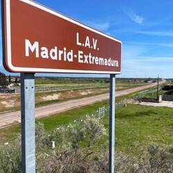 Hier hätte es einmal eine Bahnlinie für den Schnellzug geben sollen. Ist das Geld ausgegangen??