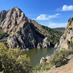 Über diesen Felsen kreisen unzählige Geier. Und unzählige Touristen betrachten sie.
