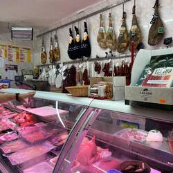 Ostermontag, Supermärkte geschlossen. Aber im hinteren Teil der Metzgerei werden wir fündig.