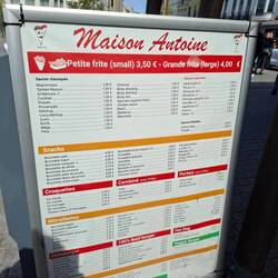 Maison Antoine = sehr beliebter Kiosk für Frites