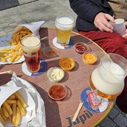 3mal Frites + 5 Saucen + 3 Bier