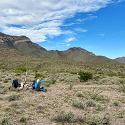 Da Loic ausgedruckte Karten dabei hat, informiert er mich über regelmässig über die weitere Strecke.