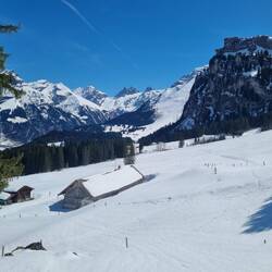 Vorbei an Alphütten und im Flachen etwas "stöckeln" ...
