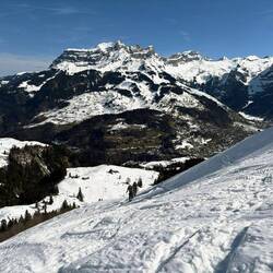 ... über tiefverschneite Hänge Richtung Alpelenhörnli.