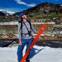 Wow, man beachte die neuen Skier!🤩