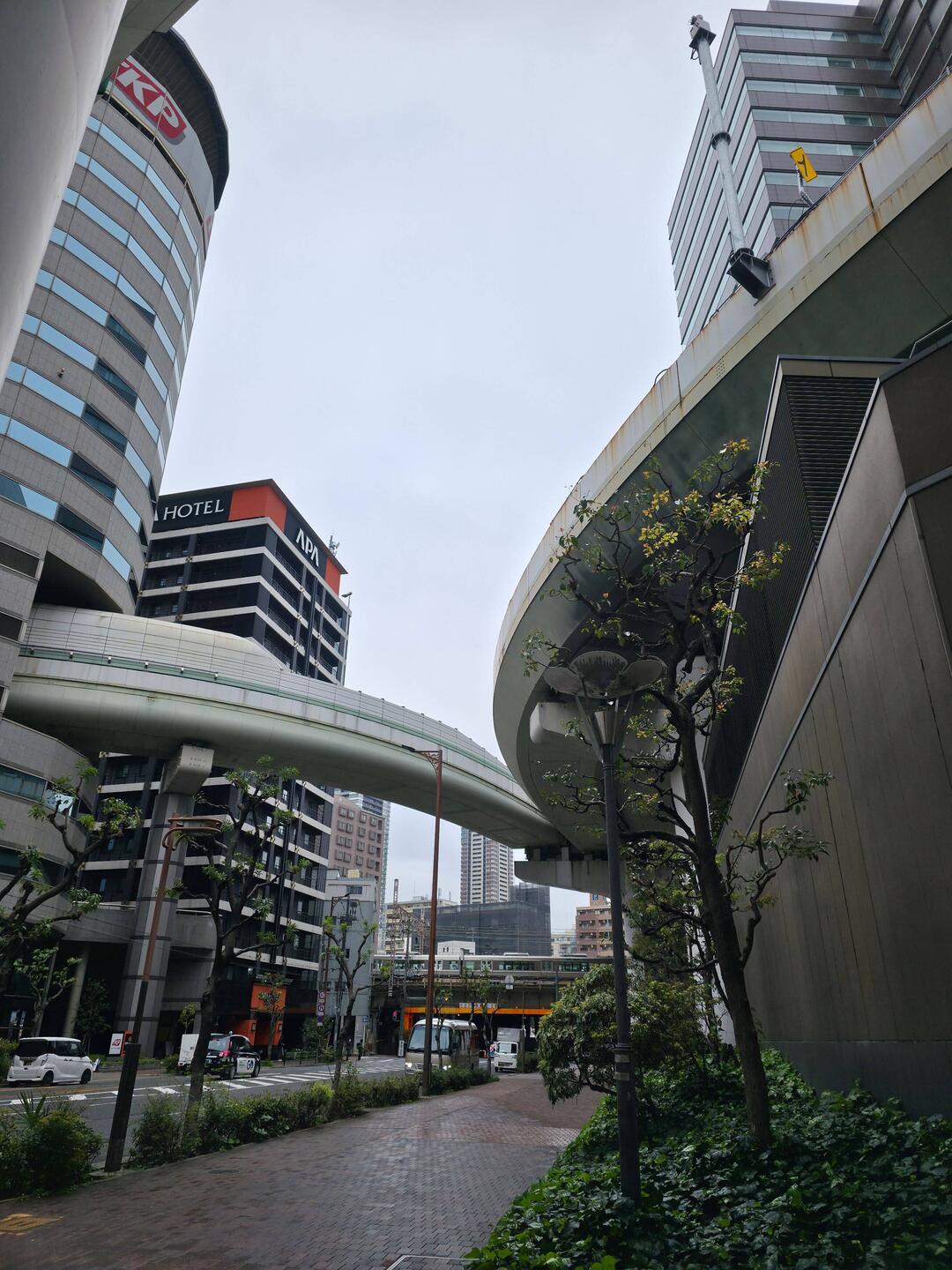 Die Autobahn führt durch ein Gebäude 🤯